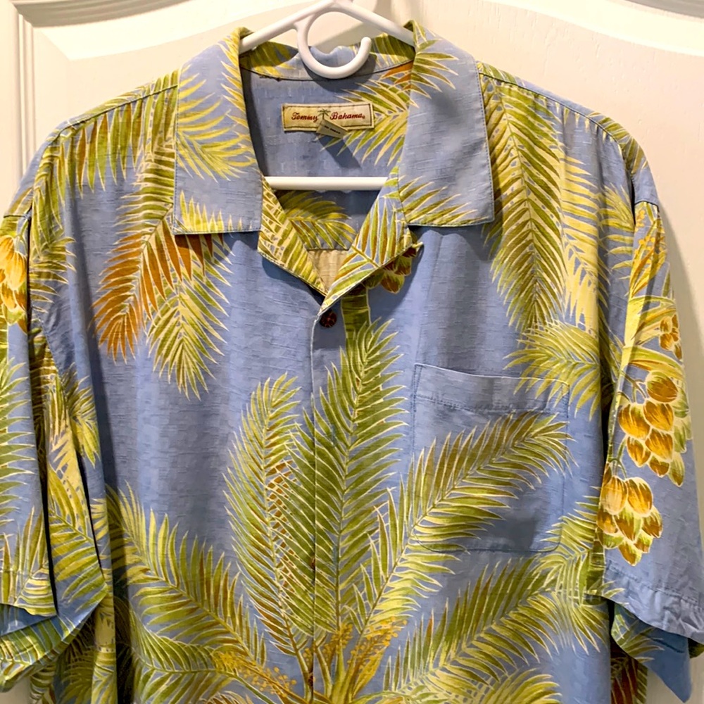 Tommy Bahama Short Sleeve Large. Worn a few times. Dry cleaned-ready to wear